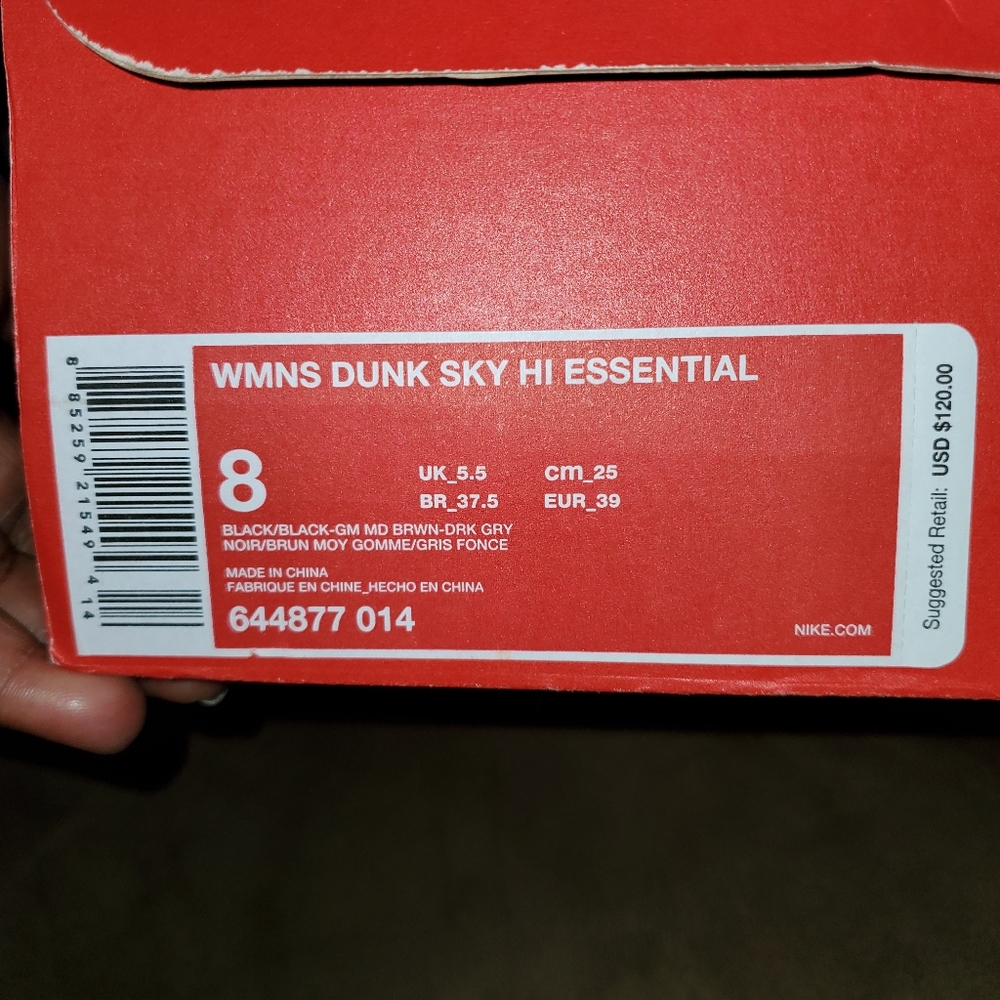 Tennis shoes